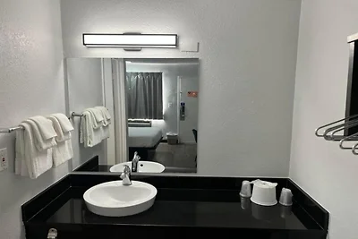 Łóżko typu queen-size zgodne z normami ADA | ...