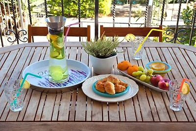 One Bedroom Apartment with Terrace and Sea Vi...