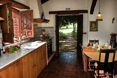 Steinhaus am Flussufer mit Blick auf das Tal