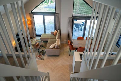 Moderne Luxus-Ökovilla mit Terrasse am Wasser