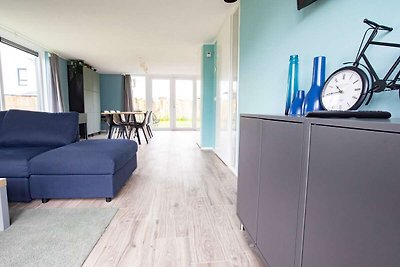 Modernes Ferienhaus mit Bad in einem Ferienpa...