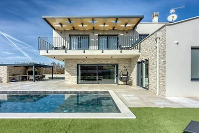 Villa in Sveti Lovrec mit Schwimmbecken