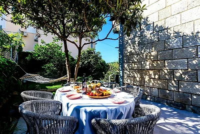 Rustykalna kamienna willa z basenem i ogrodem