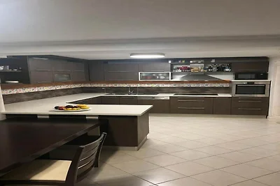 Luxuriöse Gartenvilla, 50 m vom Strand...