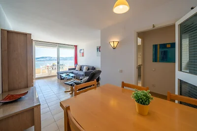 Appartamento fronte mare con accesso alla...