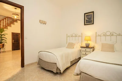 Haus in Buger mit Pool und Bergblick