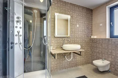 Villa in Valbandon mit Swimmingpool