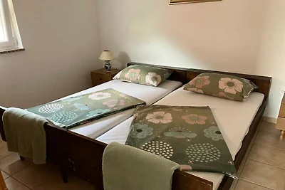 Fuga luminosa lungo la strada del villaggio