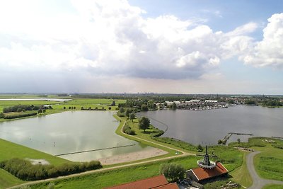 Gemütliches Hausboot am Rande des Yachthafens