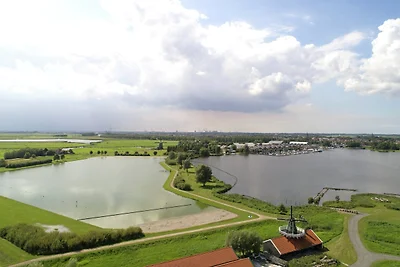 Gemütliches Hausboot am Rande des Yachthafens
