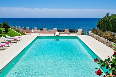 Exclusive villa with private swimming pool th...