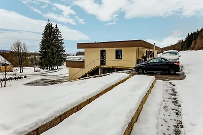Schצnes Ferienhaus in La Chaux mit Whirlpool