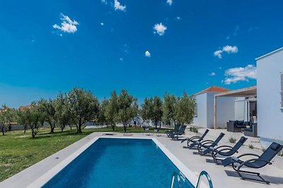 Luxuriöse Villa in Debeljak mit Schwimmbad