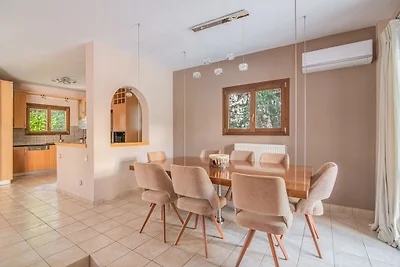 Luxuriöse Villa mit Pool in Anavissos