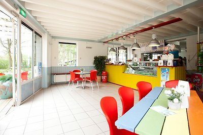 Modernes Chalet mit Geschirrspüler in einem F...