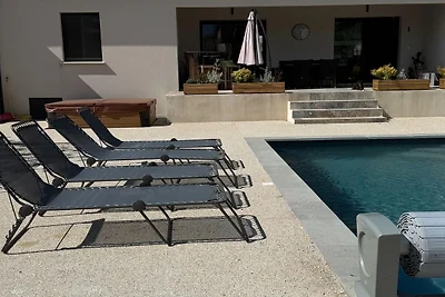 Villa mit Pool und Jacuzzi nahe Châteauneuf-d...