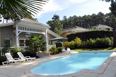 Villa mit einem Kamin 2 km. aus dem Meer