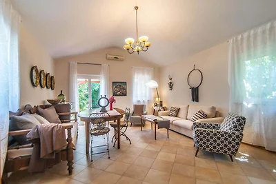 Casa vacanze convenzionale a Umago con piscin...