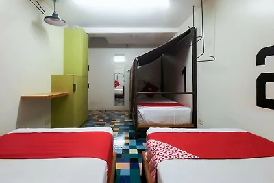 Spacious Quad Retreat at Trendy Hostel –...