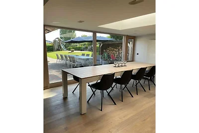 Ferienhaus mit Pool und großem Garten