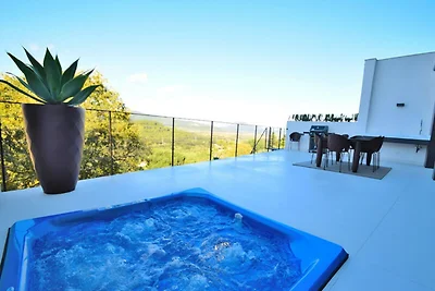 Villa in Buger mit Dachterrasse, Pool und...