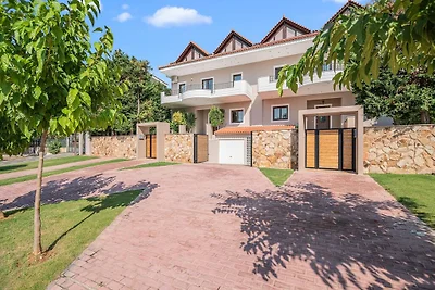 Luxuriöse Villa mit Pool in Anavissos