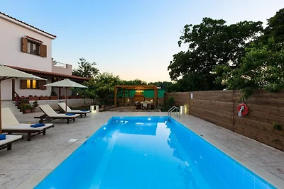 Ruhige Villa mit großem Pool in Rethymno