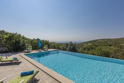 Villa en Koromacno con piscina