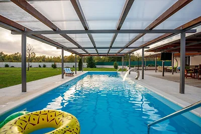 Casa vacanze a Neoric con piscina riscaldata