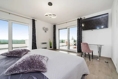 Luxusvilla mit Pool und Whirlpool