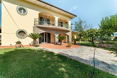 Erholsame Villa in Albanella mit Whirlpool