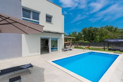 Villa in Karigador met zwembad