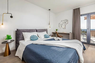 Villa Borealis - Six Bedroom Villa with Swimm...