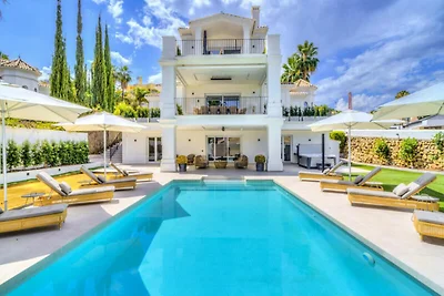 Villa in Nueva Andalucía mit beheiztem Pool