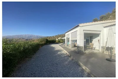 Bungalow en Sayalonga con barbacoa