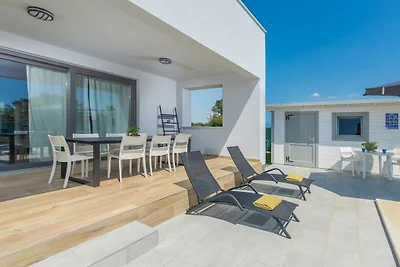 Villa in Nova Vas mit Schwimmbecken