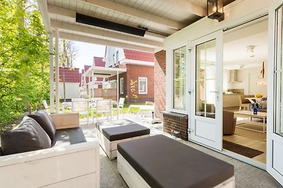 Luxe, statige villa met drie badkamers, 1 km.