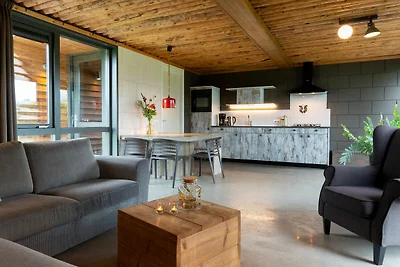 Bungalow mit dekorativem Kamin auf dem...