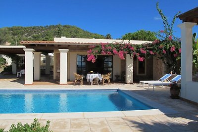 Tranquila Villa en Cala D'Hort con piscina...