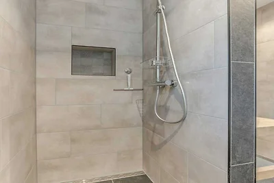 Bungalow con tetto di paglia e terrazza...