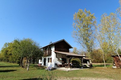 Haus zwischen dem Fluss Piave und den Dolomit...