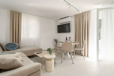 Modern City Escape - Two Bedroom Apartment wi...