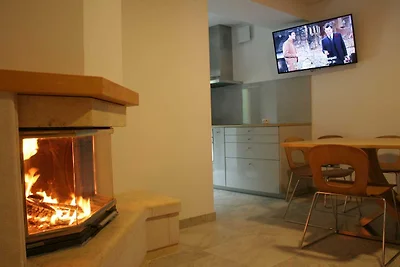 Riverside Rustic Ridge Apartments with Balcon...