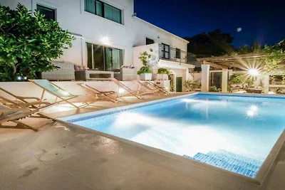 Villa in Povlja mit Schwimmbecken