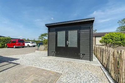 Luxuriös eingerichteter Bungalow mit Terrasse