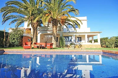 Villa mit privatem Pool und großem Garten