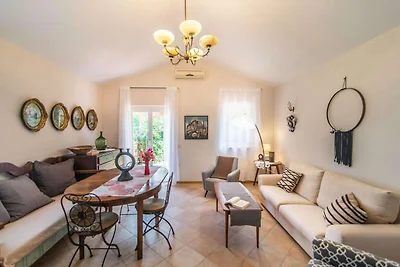 Casa vacanze convenzionale a Umago con piscin...