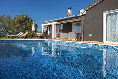 Villa in Rovinjsko Selo mit Pool