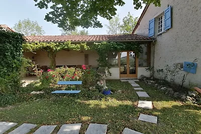 Geräumiges Ferienhaus mit Pool in Lusignac