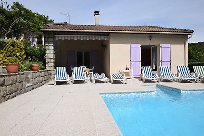 Ruhiges Ferienhaus in Sampzon mit Schwimmbad